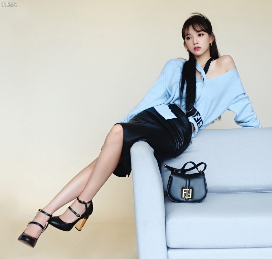 青春靓丽的美女程潇皮裙玉腿时尚写真(2/5)