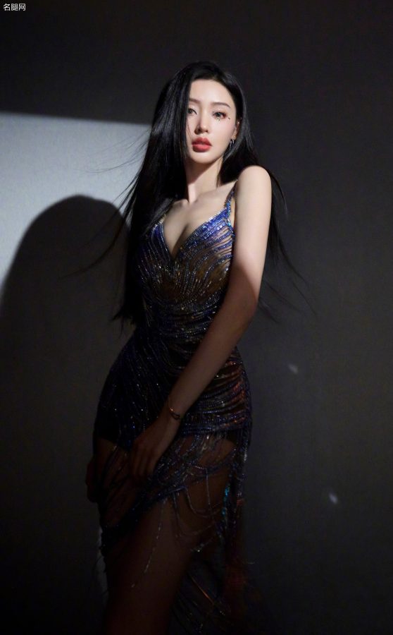 张天爱穿一条超带感的光条礼服美胸长腿任你欣赏(5/13)