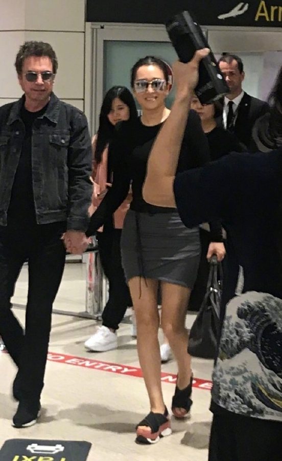 巩俐穿超短裙配厚底鞋现身机场腿不错(7/7)