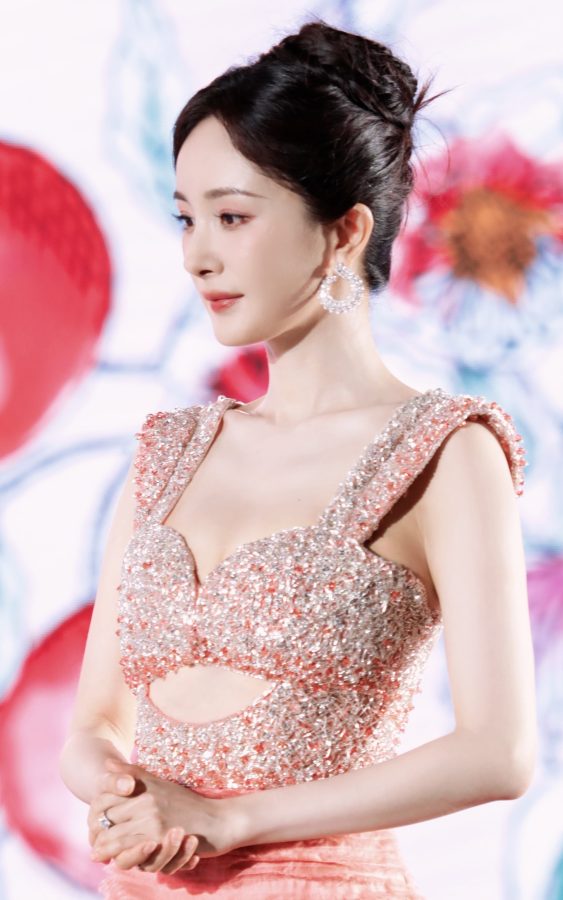 幂姐杨幂水蜜桃粉儿百果园写真秀美沟眼神勾人(25/25)