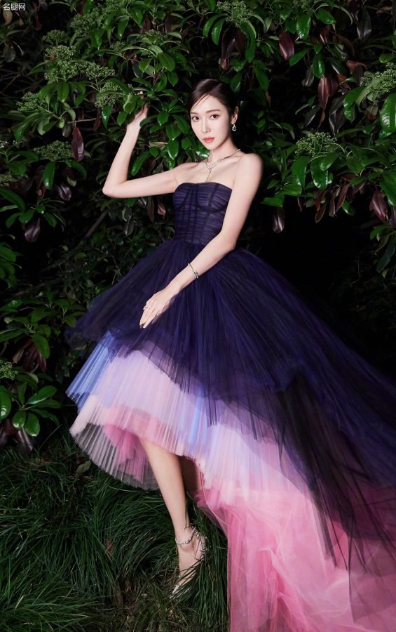 韩国美女郑秀妍穿低胸露肩纱裙优雅尽显(6/8)