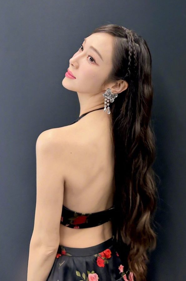 郑秀妍大秀美背腿穿黑丝网袜长发柔顺(5/7)