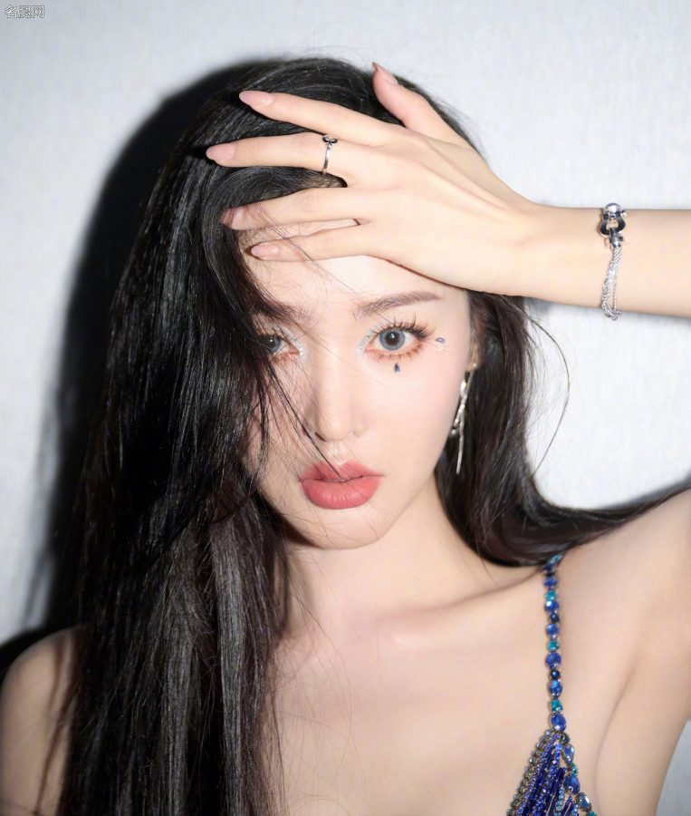 张天爱穿一条超带感的光条礼服美胸长腿任你欣赏(8/13)