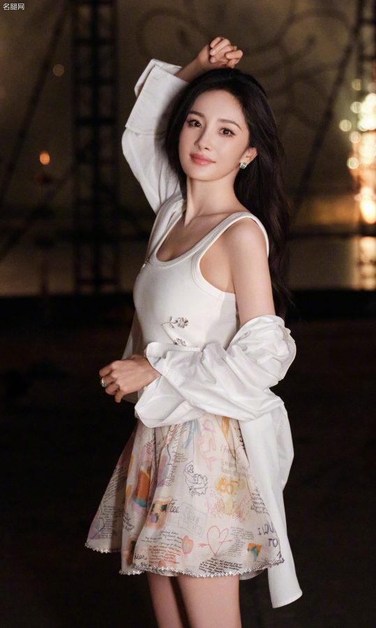 大幂幂杨幂过生日时烟花下纤长的少女腿(12/14)