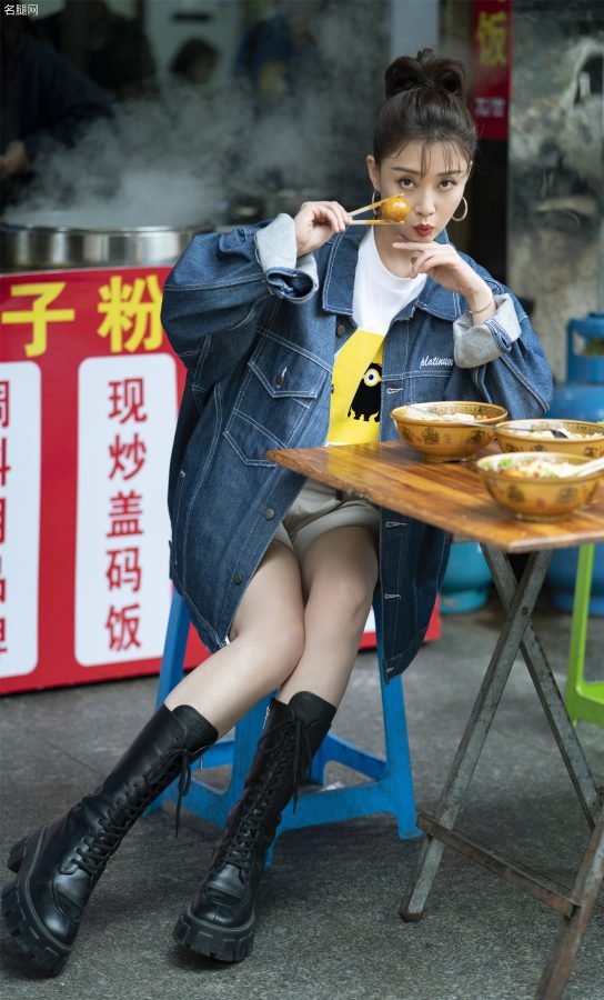殷桃细腿穿长靴出席芒果TV2021青春新芒品鉴会(5/9)