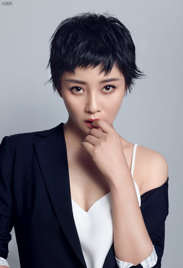 女演员殷桃短发造型黑西装内穿吊带背心(4/4)