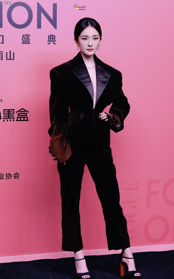 美姐杨幂穿长裤踩红底恨天高御感满分(11/19)