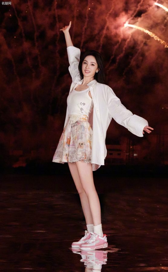 大幂幂杨幂过生日时烟花下纤长的少女腿(6/14)