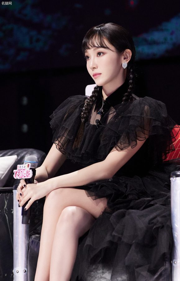 《了不起舞社》高颜值韩系女星郑秀妍梳双马尾辫穿黑纱裙甜美又魅惑(12/19)