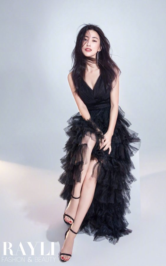 《瑞丽服饰美容》杂志朱珠美腿高跟魅力优雅动人(2/5)