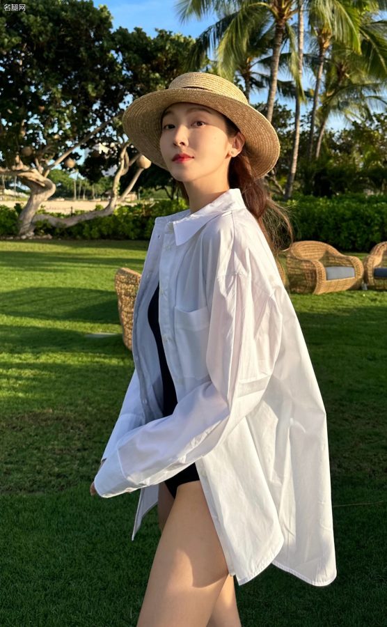 郑秀妍在夏威夷度假，白衬衫里穿一条吊带泳衣(4/6)