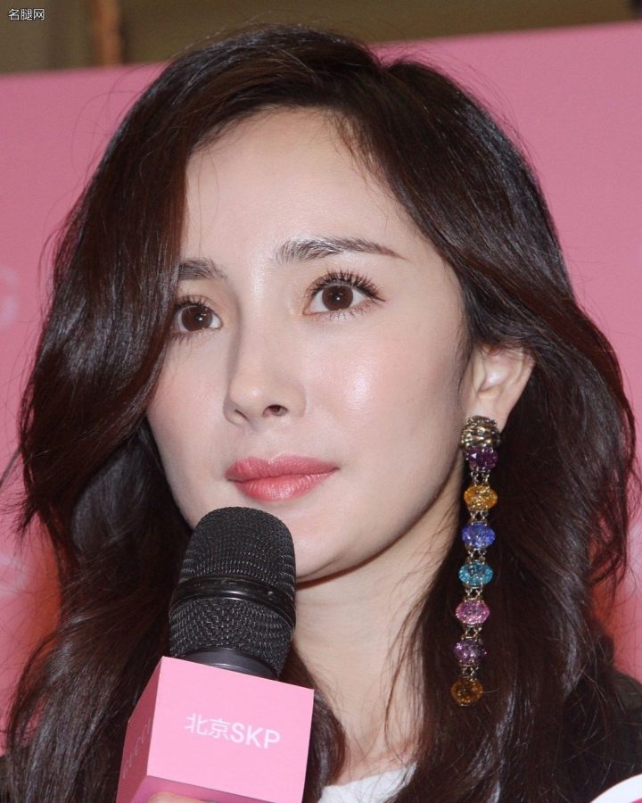 杨幂脸部特写足部特写新闻图(4/6)