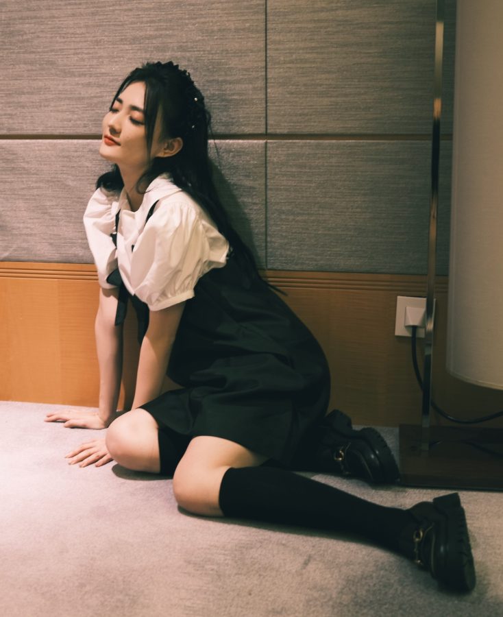 徐璐美腿穿黑色棉袜气质纯美如少女(4/7)