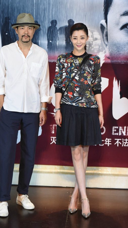 成熟美女演员殷桃在宣传《烈日灼心》时的美腿高跟(1/2)