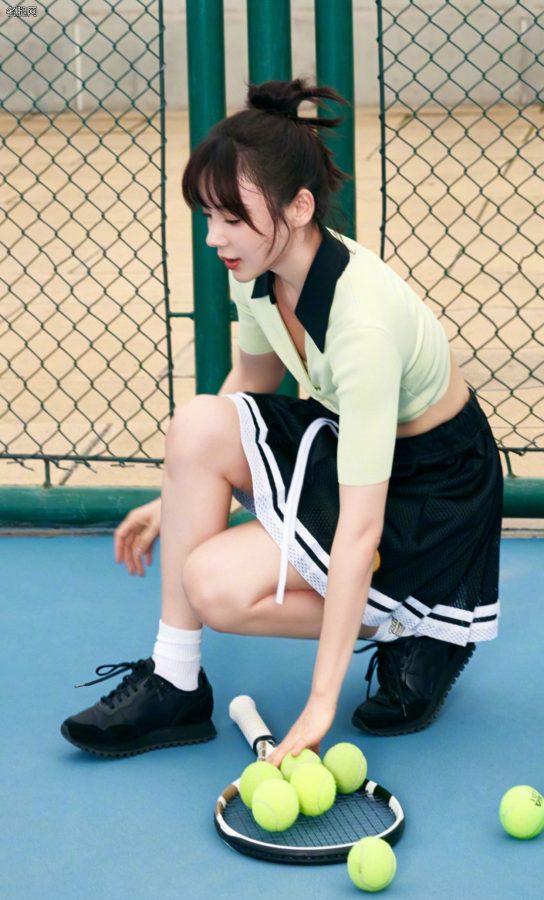 袁姗姗气质如少女穿短裙在网球场训练(1/4)