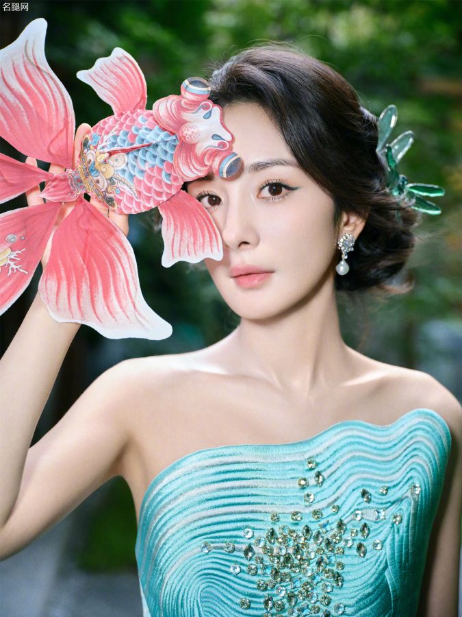 美佳人杨幂身穿露肩古韵美裙展露窈窕身材(9/10)