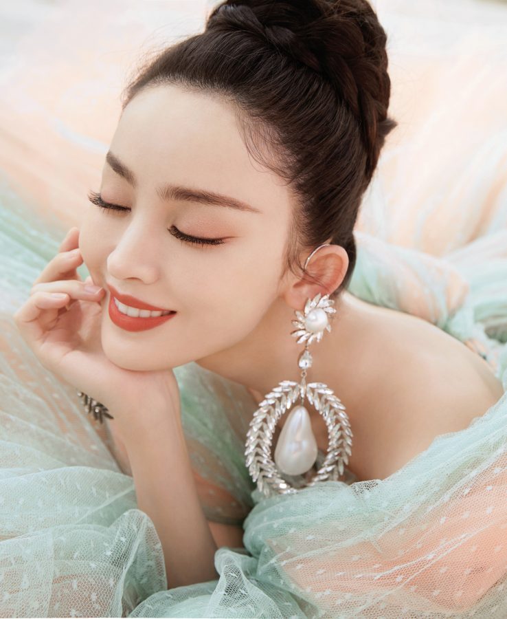 女明星古力娜扎身着性感露肩马克龙纱裙展现动人魅力(7/7)
