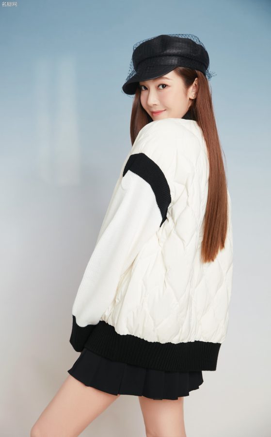 郑秀妍代言波司登羽绒服翘二郎腿坐前排看秀(12/13)