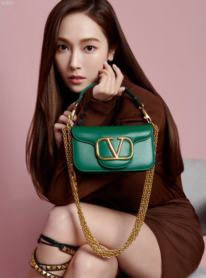 郑秀妍身穿西服套装美腿穿一双绑带凉鞋为华伦天奴拍摄宣传照(2/2)