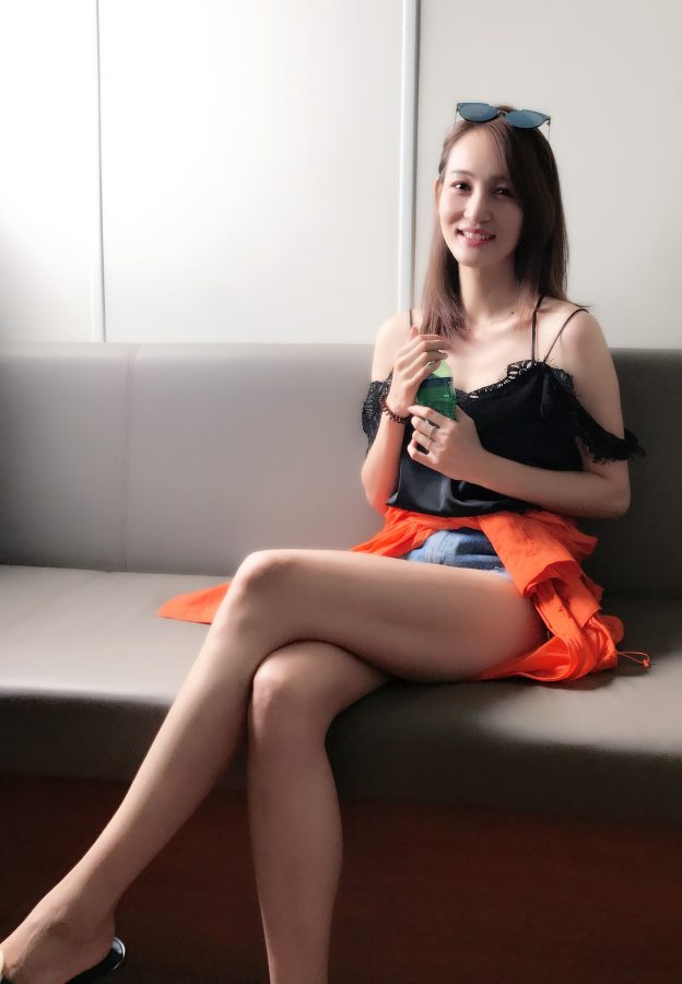 闫博雅穿牛仔热裤翘起一条修长迷人的长腿(1/1)