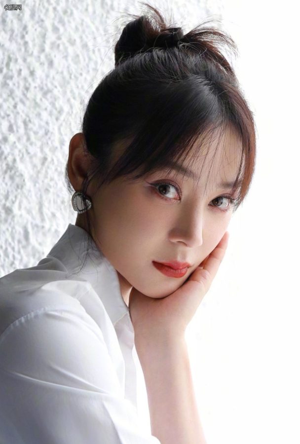 袁姗姗美腿踩白色尖头细高跟出席一善书店开业活动(3/7)