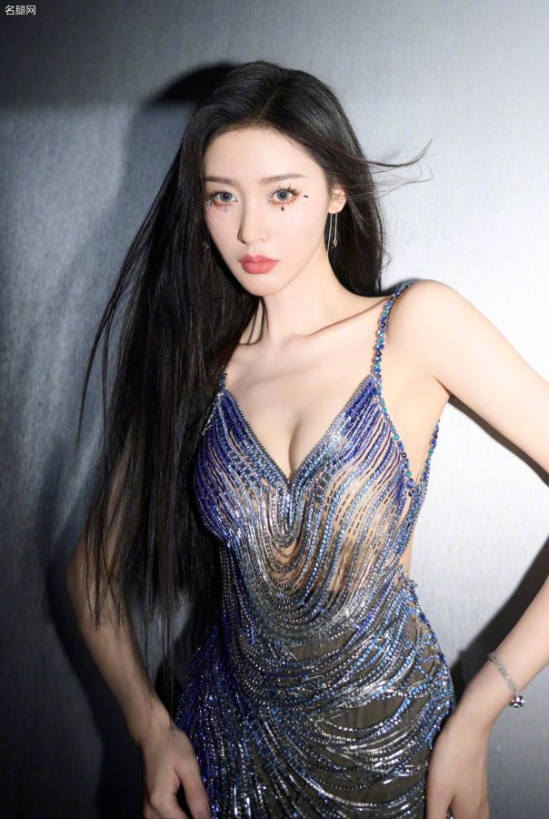 张天爱穿一条超带感的光条礼服美胸长腿任你欣赏(2/13)