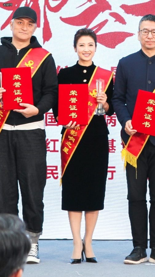 春妮和李丹阳同台穿肉丝高跟领奖(1/3)