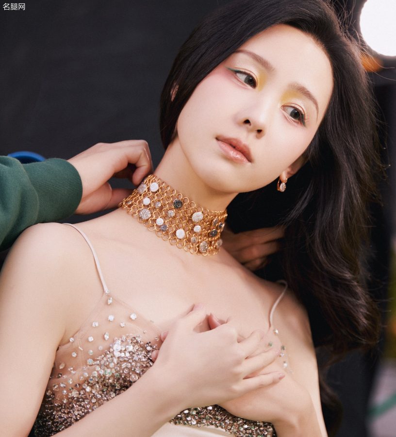 陈都灵穿吊带低胸装拍照太美了吧(4/5)