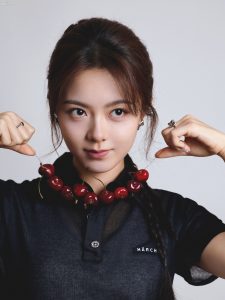 赵今麦少女美腿穿短靴温柔浪漫