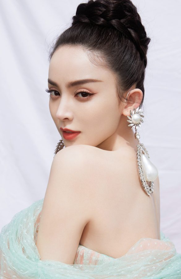 女明星古力娜扎身着性感露肩马克龙纱裙展现动人魅力(3/7)
