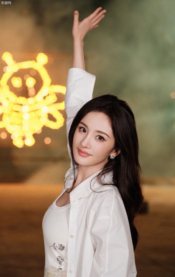 大幂幂杨幂过生日时烟花下纤长的少女腿(13/14)