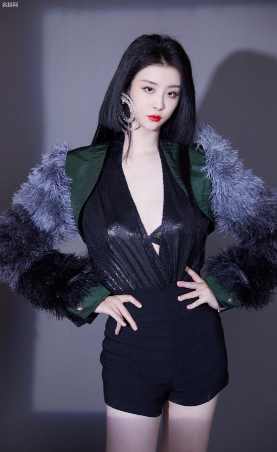 歌手赵小棠短裤下细长美腿动人(2/4)