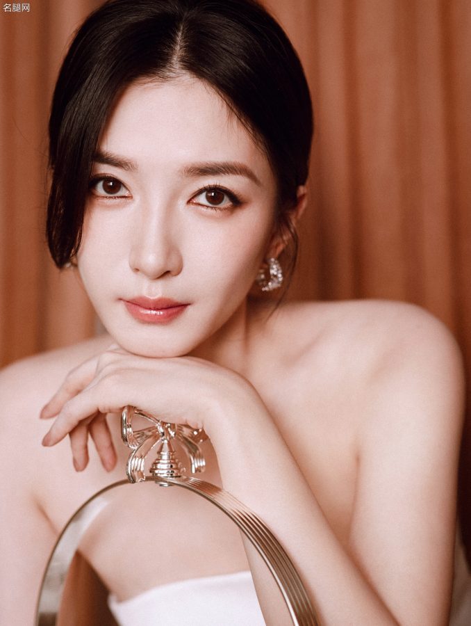 女明星江疏影光滑美肩玉臂盯屏(3/4)