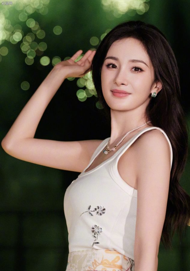 大幂幂杨幂过生日时烟花下纤长的少女腿(9/14)