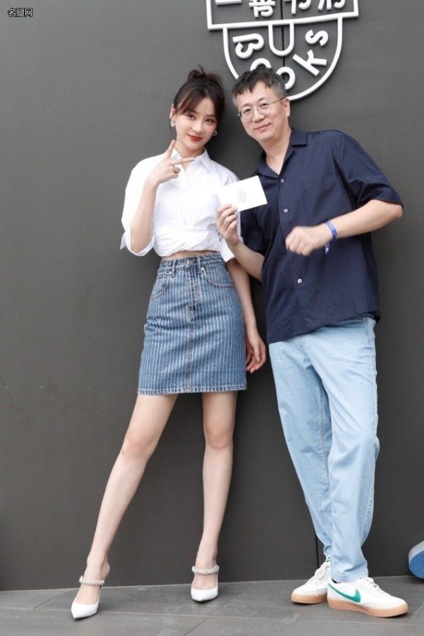 袁姗姗美腿踩白色尖头细高跟出席一善书店开业活动(7/7)
