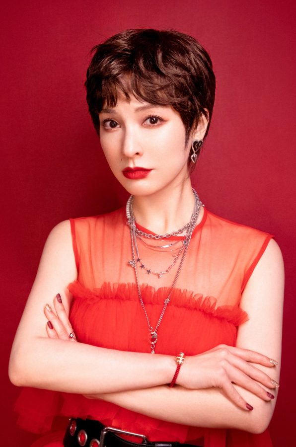 《beauty小姐》主持人吴昕短发造型不穿鞋秀棉袜脚(3/3)