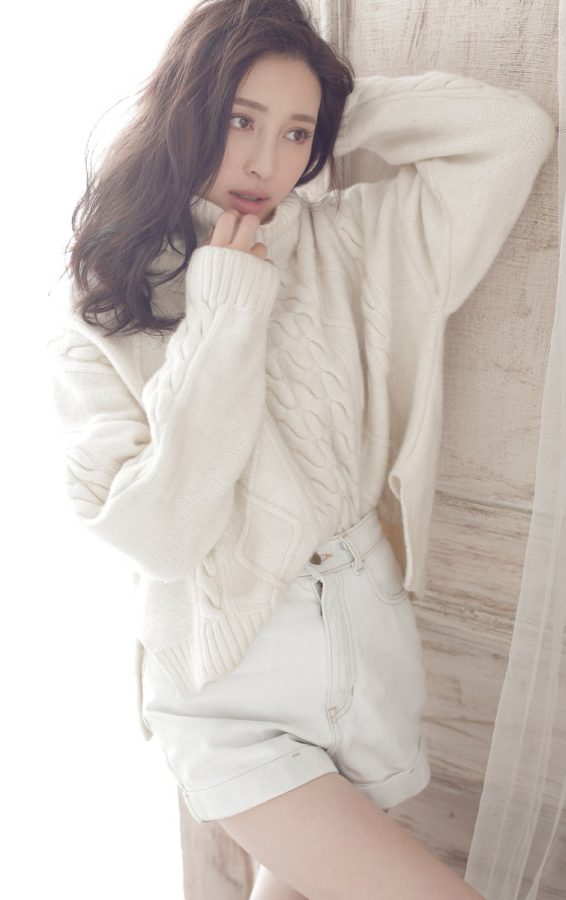 甘婷婷白毛衣慵懒风写真美腿白滑(4/5)