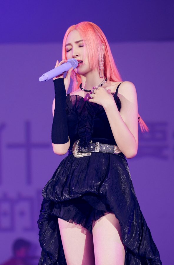 长直红发美女孟佳笔直漂亮的双腿(6/12)
