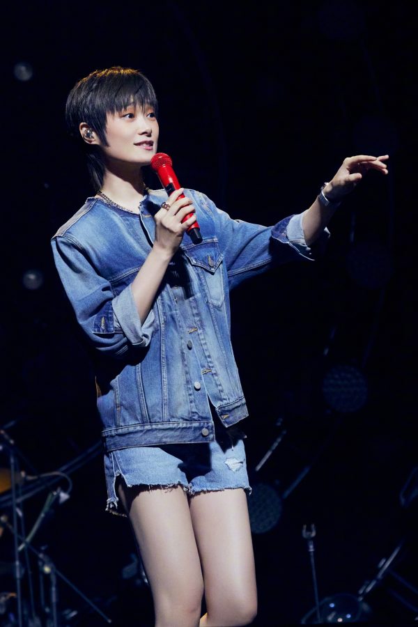 李宇春演唱会上穿牛仔短裤秀白玉腿(5/9)