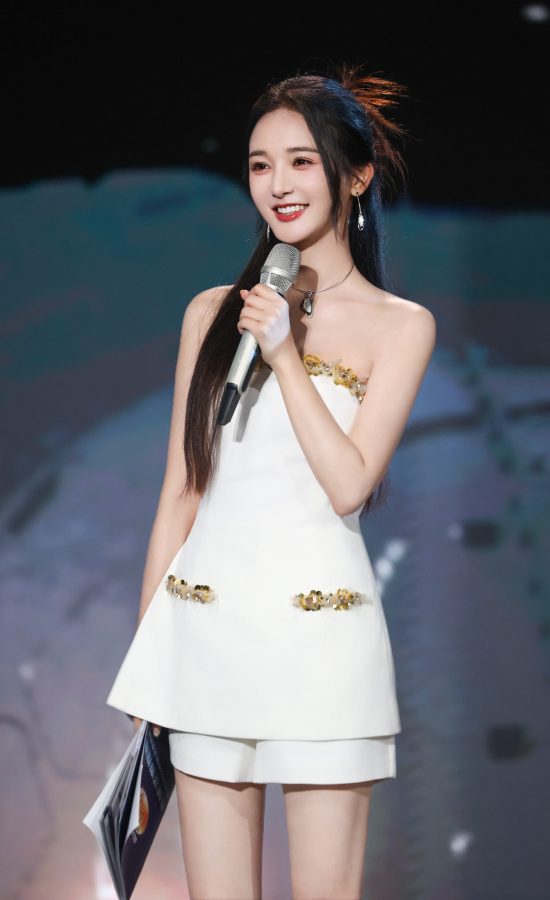 靳梦佳美大腿穿长靴主持晚会(9/9)