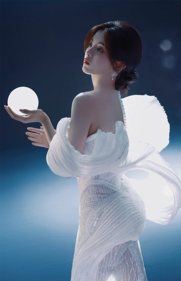 杨超越穿白色人鱼礼服美足踩缠带高跟凉鞋拍摄梦幻写真(3/12)