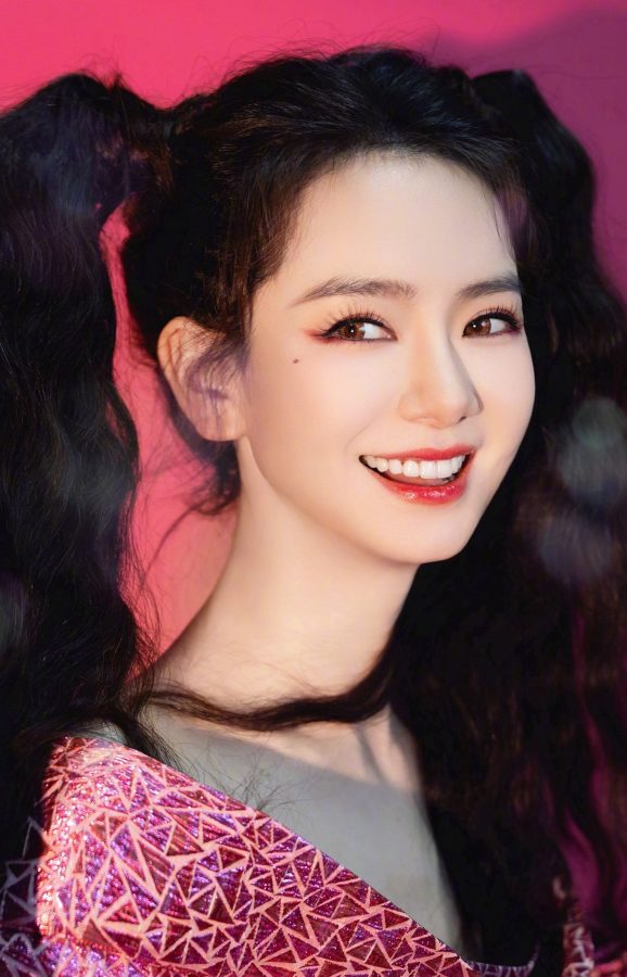 戚薇《火星情报局》双马尾辣妹造型玉腿光滑(7/8)