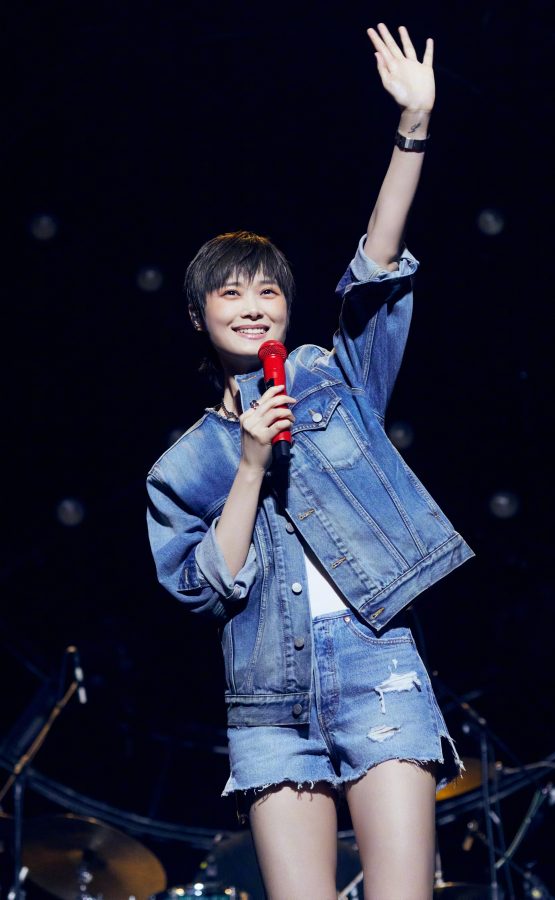 李宇春演唱会上穿牛仔短裤秀白玉腿(7/9)