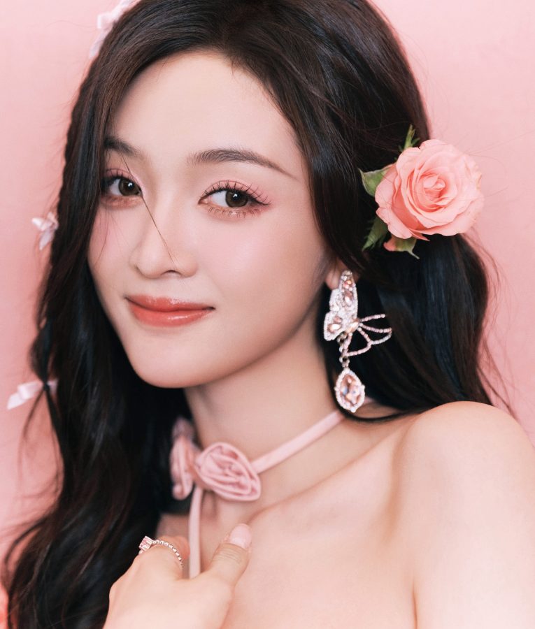 甜粉美少女吴宣仪短裙下纤细笔直的美腿(6/10)