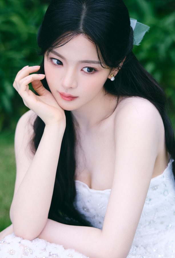 杨超越在鲜花和绿草旁展示她纤细白皙的美腿(4/4)