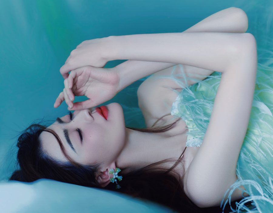 徐璐玉足踩透明带高跟凉鞋拍摄美艳大片(8/9)