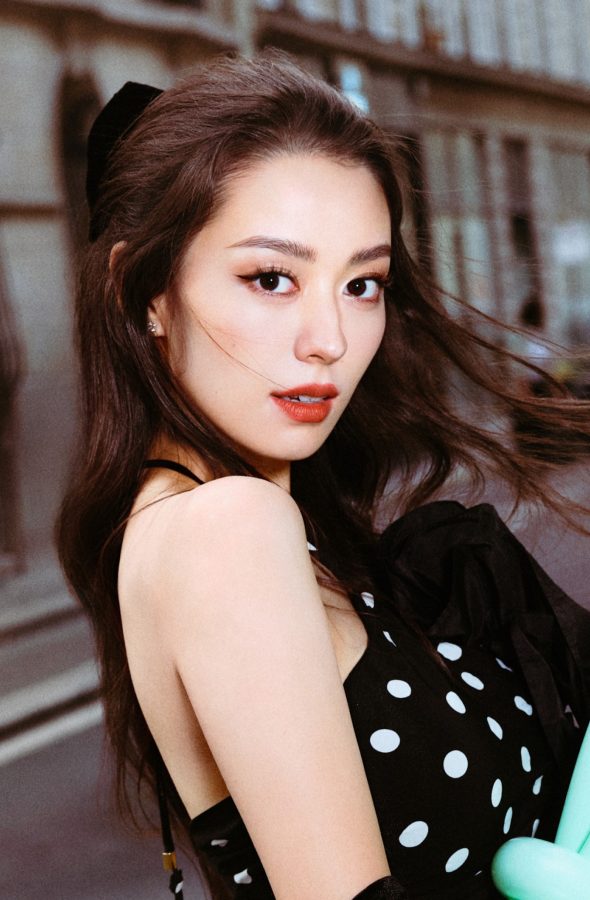 吉娜·爱丽丝躺在卢浮宫草坪上秀她美丽的长腿(6/6)