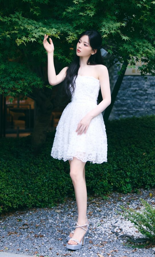 杨超越在鲜花和绿草旁展示她纤细白皙的美腿(2/4)