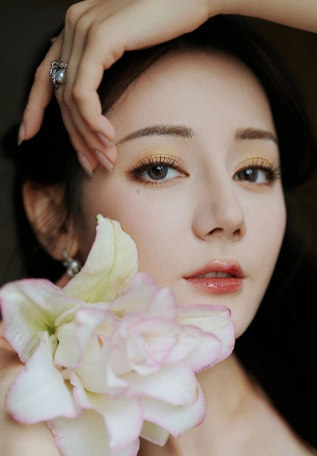 迪丽热巴气质美艳居家写真秀美足(4/5)