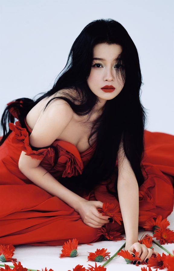 芭莎杂志封面孙怡大秀玉腿美足尽显复古淡雅韵味(3/5)